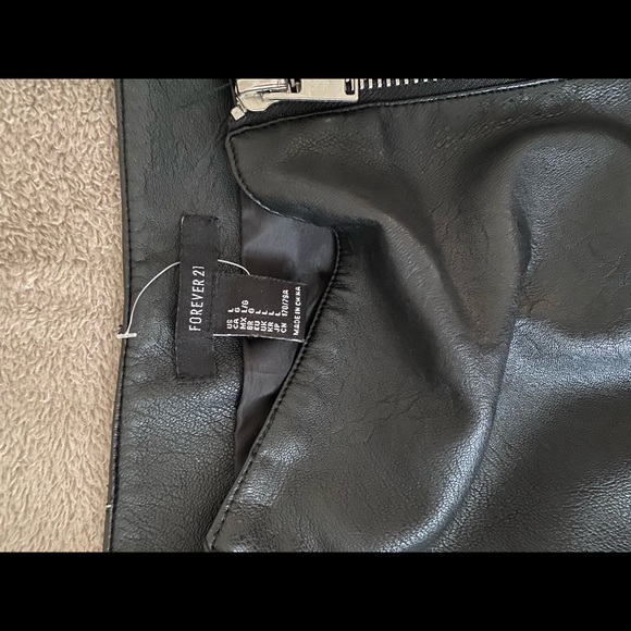 Black leather skirt - forever 21 - Picture 2 of 3
